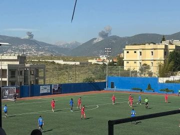 حول العالم في صورة: الكرة أمامهم والقصف خلفهم.. مباراة على وقع الغارات الإسرائيلية في لبنان