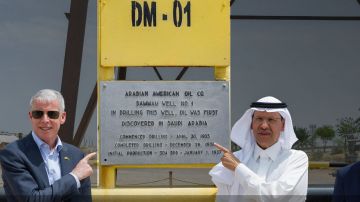 وزير الطاقة ونظيره الأمريكي يزوران بئر النفط الأولى في المملكة.. صور