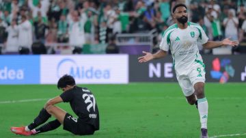 الهلال الأحمر: اغماءات بين الجماهير بعد مباراة الهلال والأهلي الهلال الأحمر: اغماءات بين الجماهير بعد مباراة الهلال والأهلي