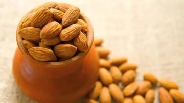 فوائد مذهلة لتناول اللوز يوميا فوائد مذهلة لتناول اللوز يوميا