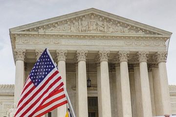 رويترز: المحكمة العليا الأمريكية توقف مؤقتا عمليات ترحيل المهاجرين الفنزويليين بموجب قانون الحرب