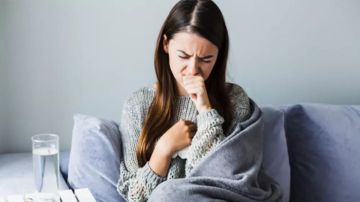 أخصائي تغذية يكشف عن 4 وصفات طبيعية لتهدئة الكحة.. فيديو