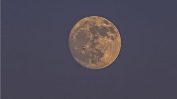 شاب تركي يثير الجدل بعد توثيقه تحرك القمر من مكانه بشكل سريع (فيديو)