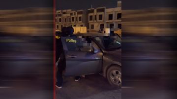 السعودية.. فيديو مداهمة يمنيين ومواطنين استخدموا سيارات بتجهيزات أمنية تنشره الداخلية