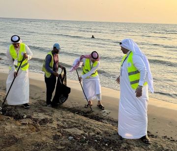 بيئة الليث تنظف شاطئ الكورنيش الشمالي ضمن مبادرة معا نحو شواطئ مستدامة