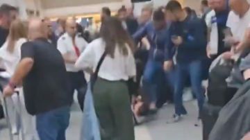 شجار عنيف في أحد المطارات والشرطة تأمر بتحقيق فوري .. فيديو