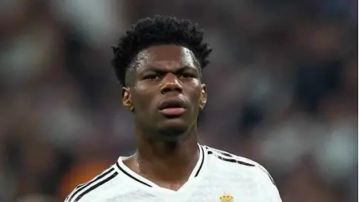 صديقة تشواميني تدعمه من مدرجات ريال مدريد..فيديو