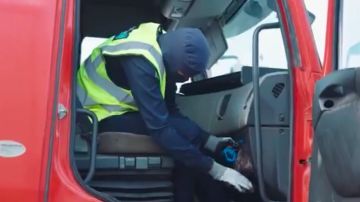 إحباط محاولة تهريب أكثر من 11 كيلو غرام من الشبو في منفذ البطحاء.. فيديو إحباط محاولة تهريب أكثر من 11 كيلو غرام من الشبو في منفذ البطحاء.. فيديو