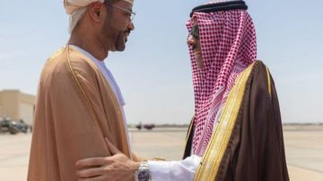 لقطات توثق لحظات ودية بين وزير الخارجية ونظيره العماني.. صور لقطات توثق لحظات ودية بين وزير الخارجية ونظيره العماني.. صور