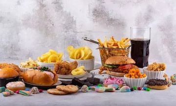 من الشوربة سريعة التحضير إلى اللحوم المصنعة.. دراسة : الأطعمة فائقة المعالجة تزيد خطر الوفاة المبكرة