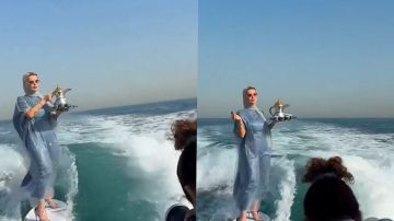 فتاة تبهر الجميع باحتسائها القهوة السعودية في البحر وسط الأمواج.. فيديو فتاة تبهر الجميع باحتسائها القهوة السعودية في البحر وسط الأمواج.. فيديو