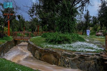 البرد يكسو مرتفعات محافظة بني حسن والأمطار الغزيرة تبشر بموسم سياحي جاذب