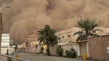 جدار غباري هائل يحول محافظة الرس إلى ظلام دامس بالنهار .. فيديو