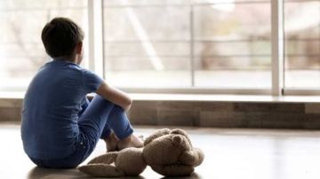 معالج نفسي يحذر: العزلة الاجتماعية أصابت مراهقا بوسواس قهري .. فيديو