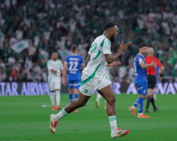 ماذا فعل إيفان توني مع جماهير الأهلي قبل مباراة كاواساكي؟.. تصرف من جانب اللاعب ماذا فعل إيفان توني مع جماهير الأهلي قبل مباراة كاواساكي؟.. تصرف من جانب اللاعب