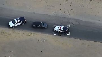 رصد مركبة يشتبه بمخالفتها لأنظمة الحج بواسطة طائرة درون.. فيديو