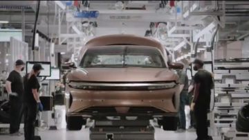 جولة بمصنع لوسد أحد نماذج الشراكة السعودية الأميركية ..فيديو جولة بمصنع لوسد أحد نماذج الشراكة السعودية الأميركية ..فيديو