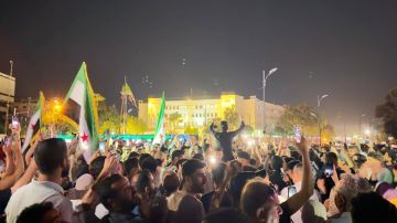 السوريون يرحبون بقرار رفع العقوبات الأمريكية: البلاد على سكة الأمل مجددا السوريون يرحبون بقرار رفع العقوبات الأمريكية: البلاد على سكة الأمل مجددا