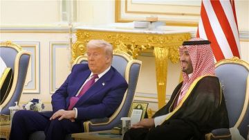 ولي العهد يستقبل الرئيس الأمريكي في الديوان الملكي بقصر اليمامة ويقيم مأدبة غداء رسمية تكريما له ولي العهد يستقبل الرئيس الأمريكي في الديوان الملكي بقصر اليمامة ويقيم مأدبة غداء رسمية تكريما له