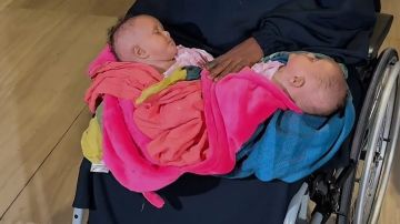 وصول التوأم السيامي الصومالي إلى الرياض لدراسة إمكانية فصلهما .. فيديو وصول التوأم السيامي الصومالي إلى الرياض لدراسة إمكانية فصلهما .. فيديو