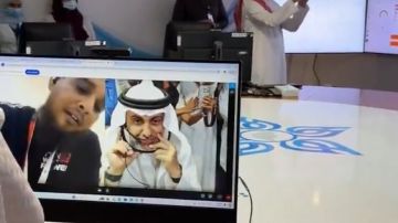  وزير الصحة يطمئن على حالة حاج هندي أثناء جولته الميدانية .. فيديو