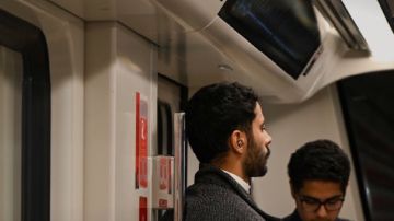 النقل العام بالرياض يناشد الركاب: لا تجلسوا على أرضية القطار