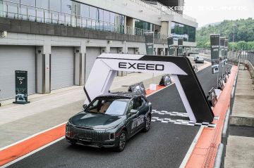 وسائل الإعلام في الشرق الأوسط تخوض أول تجربة قيادة شاملة لتشكيلة مركبات الطاقة الجديدة من إكسيد