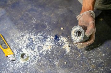 إحباط تهريب 1.8 مليون حبة إمفيتامين في البطحاء.. الزكاة والجمارك ترصد وتضبط وتسقط 3 متورطين