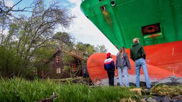 نرويجي ينجو بأعجوبة من موت محقق بعد جنوح سفينة شحن .. صور