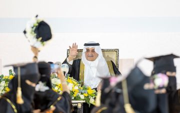أمير منطقة تبوك يرعى حفل تخريج الدفعة الـ 19 من طلاب وطالبات جامعة تبوك