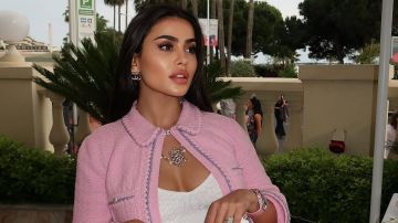 الدكتورة يومي تجدد إعلان زواجها بلقب السيدة K وتخطف الأنظار بإطلالة فاخرة