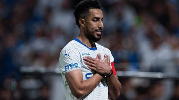 القحطاني يهنئ سالم الدوسري بعد تجاوزه رقمه التهديفي .. صورة