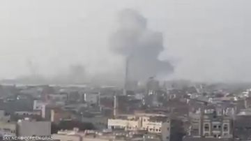 بالفيديو: إسرائيل تقصف 3 موانئ يمنية على البحر الأحمر.. وتطالب بإخلائها فورا