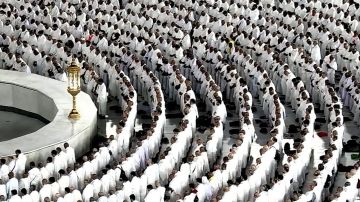 تلاوة خاشعة للشيخ ياسر الدوسري تلامس القلوب في صلاة فجر المسجد الحرام .. فيديو