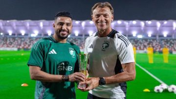 رينارد يشارك الدوسري لحظة التتويج بجائزة هداف بطولة النخبة خلال مران المنتخب