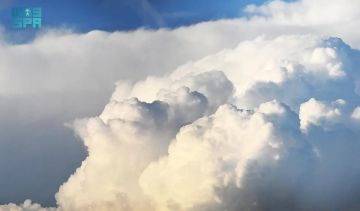 شاهد .. سحب الربيع تزين سماء عسير وتجذب المتنزهين