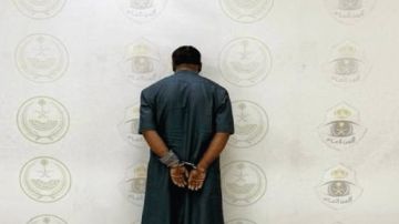 القبض على مقيم لقيامه بنشر إعلانات حملات حج وهمية ومضللة.. فيديو القبض على مقيم لقيامه بنشر إعلانات حملات حج وهمية ومضللة.. فيديو