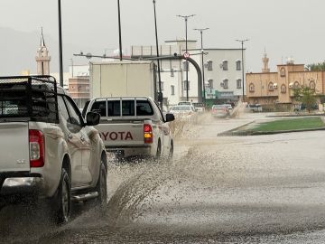 أمطار غزيرة تغمر محايل عسير والبلدية تسجل استجابة ميدانية سريعة على مدار الساعة