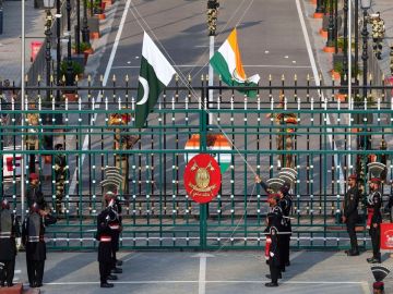 وزير الخارجية السعودي يبحث مع نظيريه الهندي والباكستاني وقف المواجهة بين بلديهما