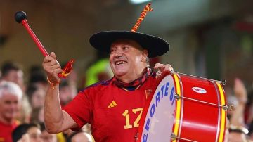 وفاة مانولو المشجع الشهير للمنتخب الإسباني عن عمر يناهز 76 عامًا وفاة مانولو المشجع الشهير للمنتخب الإسباني عن عمر يناهز 76 عامًا