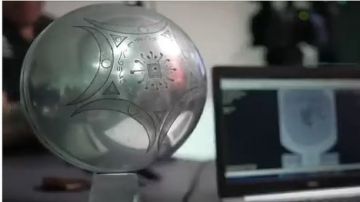 اكتشاف جسم كروي معدني غامض في منطقة ريفية نائية اكتشاف جسم كروي معدني غامض في منطقة ريفية نائية