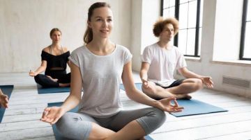 10 تمارين يوغا خفيفة قبل النوم لتحسين الهضم وحرق السعرات الحرارية