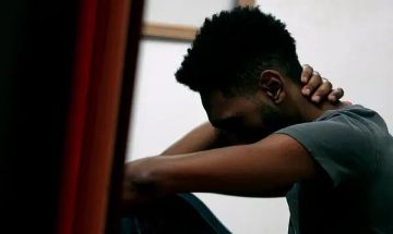 من المشكلات الصحية إلى القلق والاكتئاب.. دراسة: تراجع صادم في مستوى السعادة بين الشباب عالميا