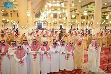 أمير منطقة الرياض ونائبه يؤديان صلاة الميت على صاحبة السمو الملكي الأميرة جواهر بنت بندر بن محمد بن عبدالعزيز آل سعود أمير منطقة الرياض ونائبه يؤديان صلاة الميت على صاحبة السمو الملكي الأميرة جواهر بنت بندر بن محمد بن عبدالعزيز آل سعود