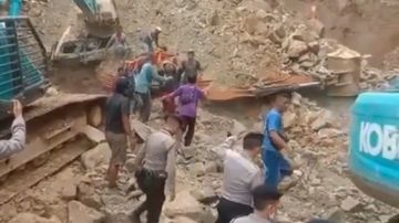 مصرع شخصين وفقدان 10 آخرين جراء انهيار صخري في إندونيسيا .. فيديو