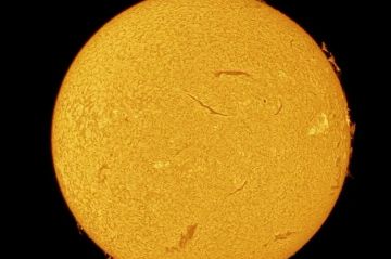 مرصد الختم الفلكي يوثق ألسنة اللهب الشمسية من أبو ظبي في مشهد نادر