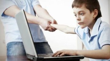 مراهق يعتدي على والده بسبب البلايستيشن وتحذيرات من إدمان الأجهزة الذكية .. فيديو مراهق يعتدي على والده بسبب البلايستيشن وتحذيرات من إدمان الأجهزة الذكية .. فيديو