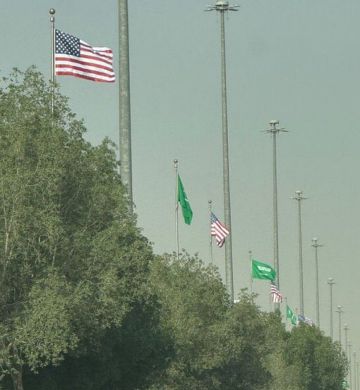 شاهد: مع قرب زيارة ترامب.. العلمان السعودي والأمريكي يتجاوران في شوارع الرياض