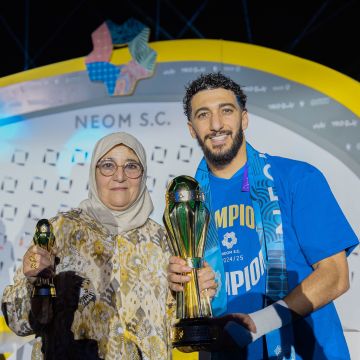 محترفي نيوم يحتفلون مع عائلاتهم بصعود  الفريق لدوري روشن