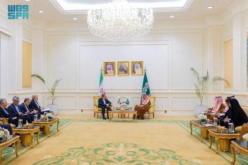 وزير الخارجية يستعرض العلاقات الثنائية مع نظيره الإيراني بمكة المكرمة وزير الخارجية يستعرض العلاقات الثنائية مع نظيره الإيراني بمكة المكرمة